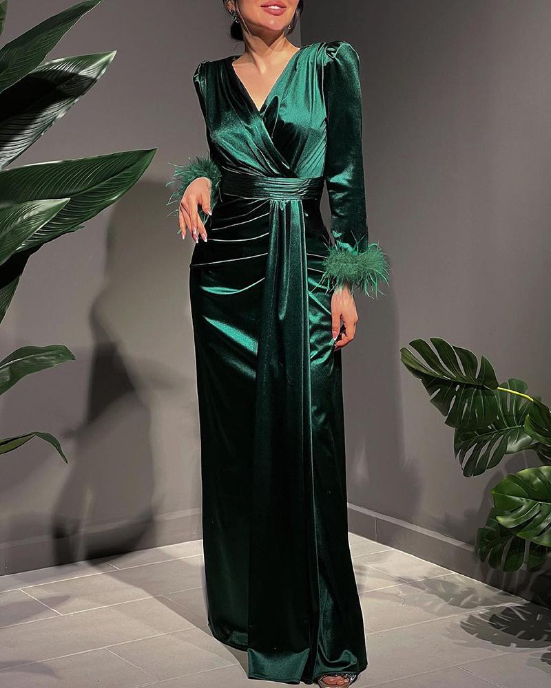 Robe de soirée froncée à manches bouffantes et détails de plumes