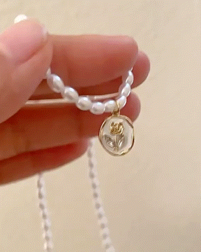 

1pc Beaded Faux Pearls Rose Pattern Pendant Necklace, White