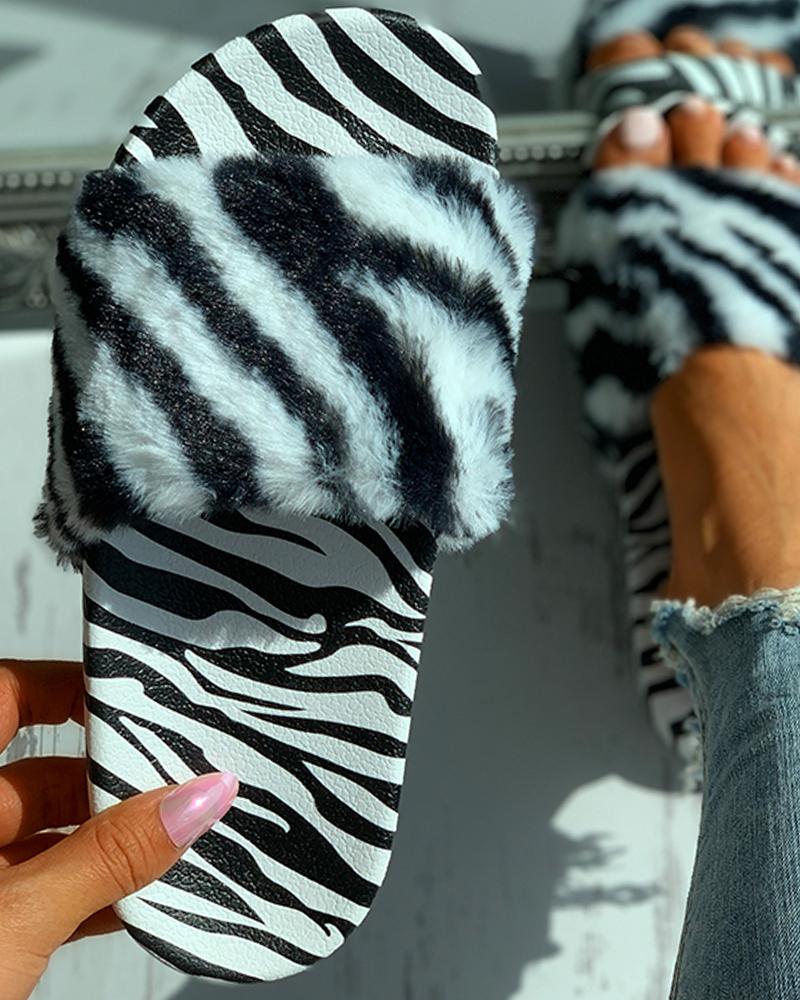 

Cheetah / Zebra Stripe Print Fluffy Slipper
