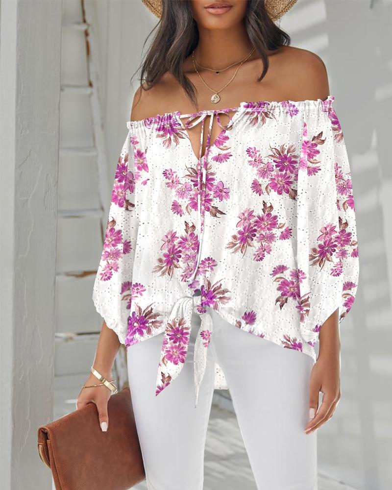 

Blusa con hombros descubiertos, bordado con ojales y estampado floral, manga tres cuartos y detalle anudado, White