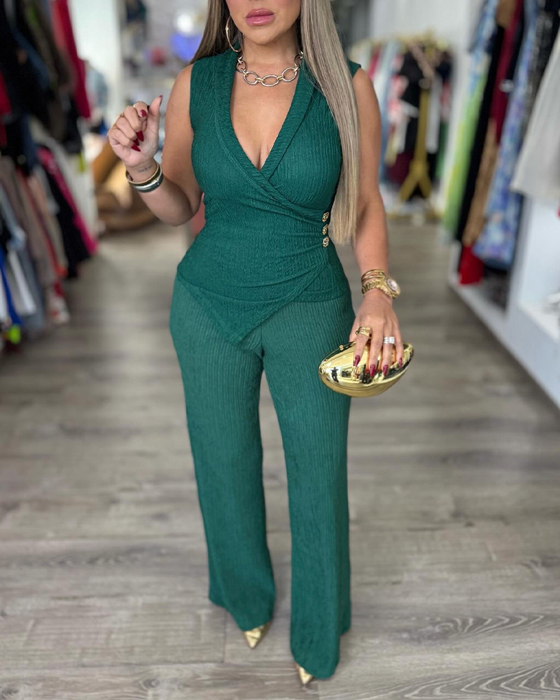 

Ensemble deux pièces : haut sans manches à col V croisé et boutons latéraux, ourlet asymétrique froncé, et pantalon large à taille élastiquée. Style décontracté et texturé., Green