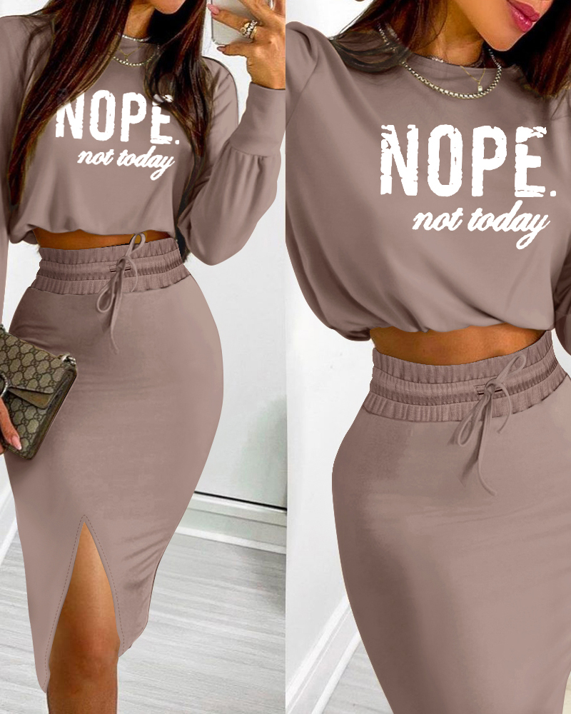 

Ensemble 2 pièces : haut court à manches longues et ourlet extensible avec slogan « NOPE. not today » et jupe taille haute à taille élastique fendue, Coffee