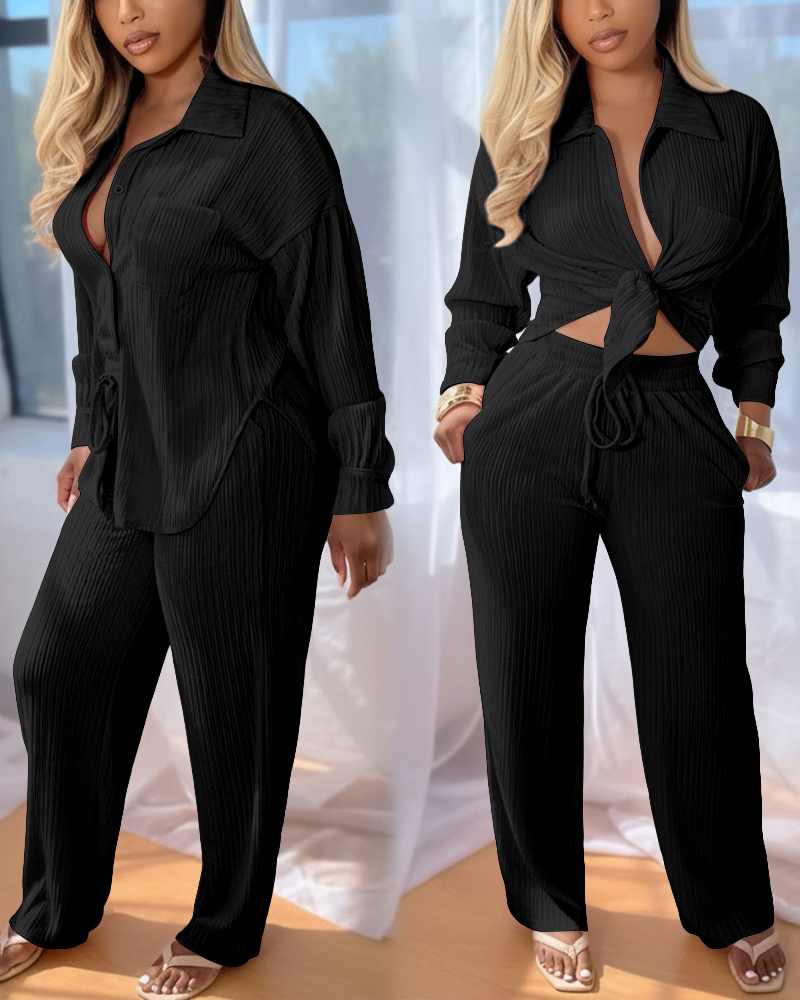 

Conjunto de duas peças com blusa de gola dobrável, bolso frontal com botões, barra assimétrica e calça pantalona com cintura elástica e cordão. Estilo casual e texturizado., Black