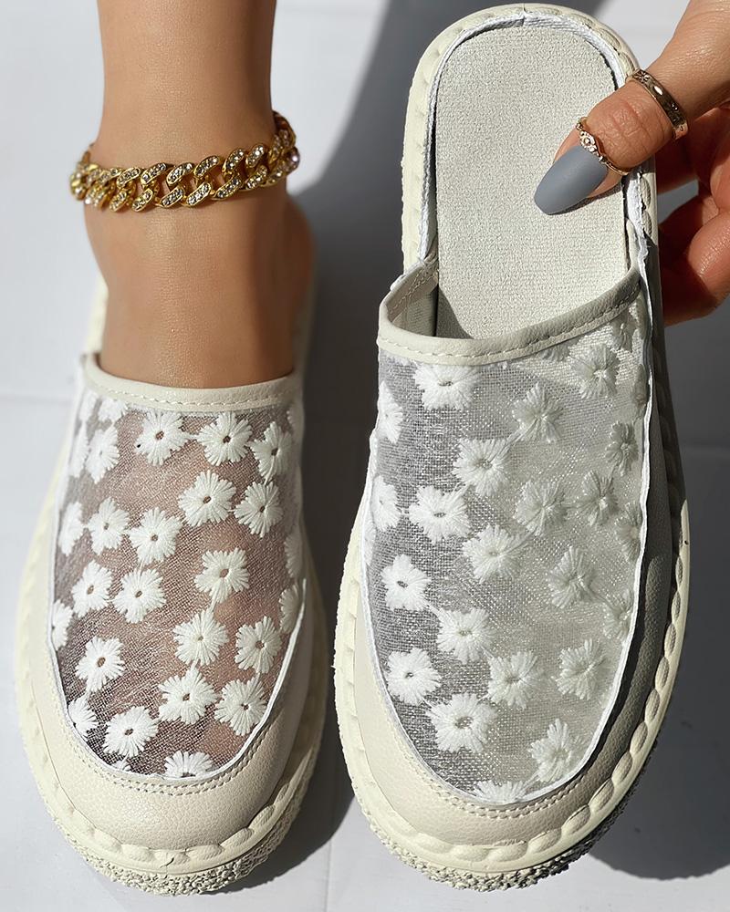 

Floral Embroidery Round Toe Platform Slippers, Beige