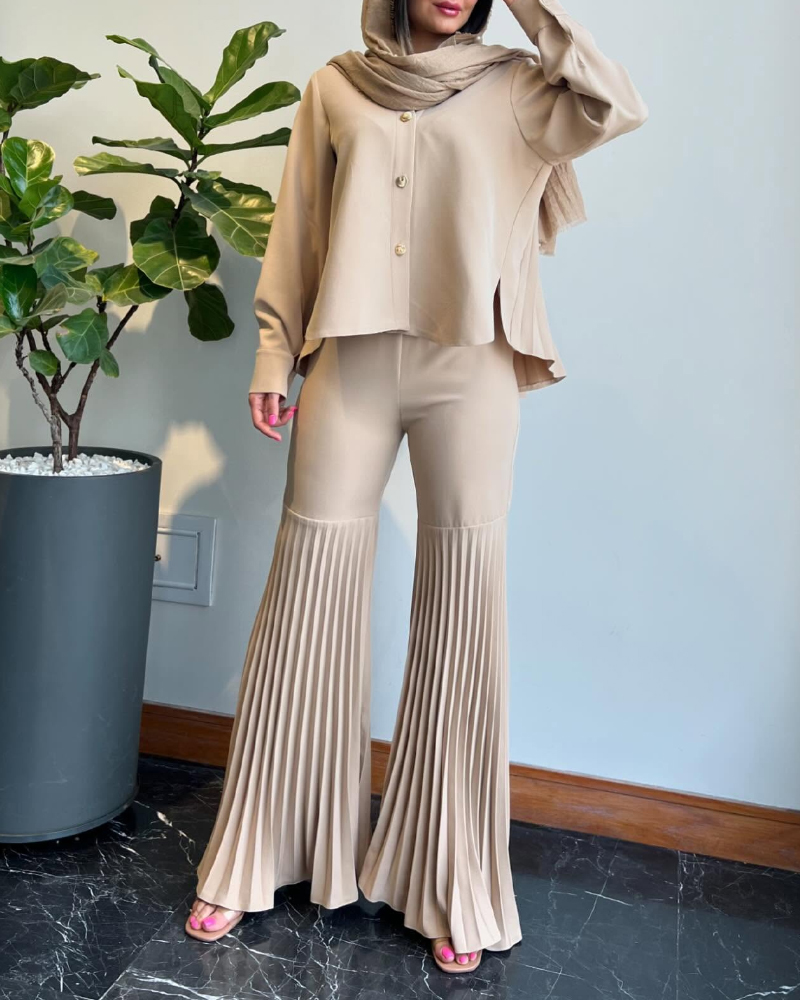 

Ensemble 2 pièces avec col montant, boutonné sur le devant, haut plissé au dos, ourlet fendu et pantalon décontracté à taille élastique dans le dos, fermeture éclair sur le côté, patchwork plissé, jambes larges, Khaki