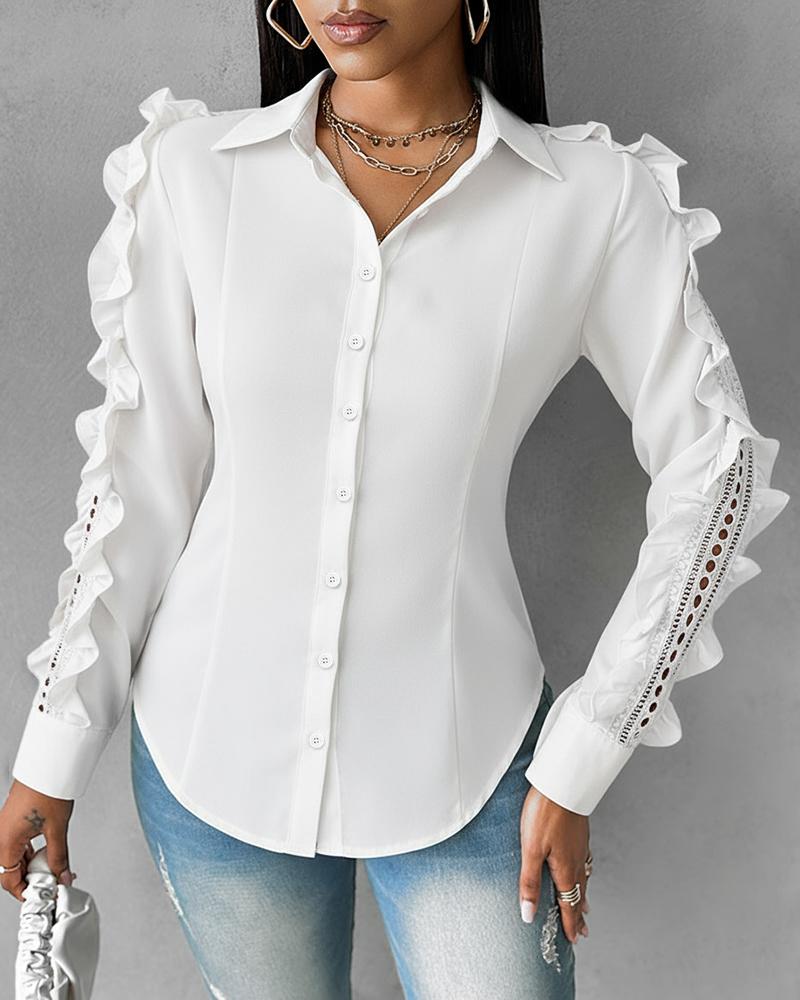 

Blusa de manga comprida com gola dobrável, babados e detalhes vazados, fechamento frontal com botões e barra assimétrica., White