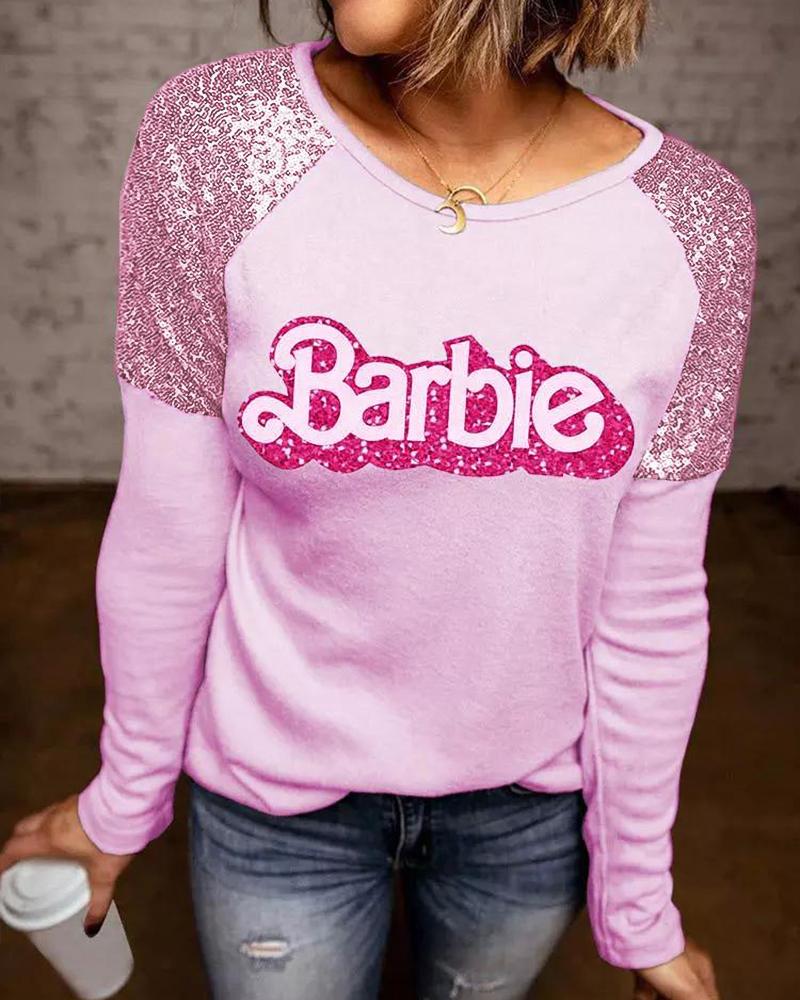 Top de lentejuelas en contraste con estampado de letras de Barbie