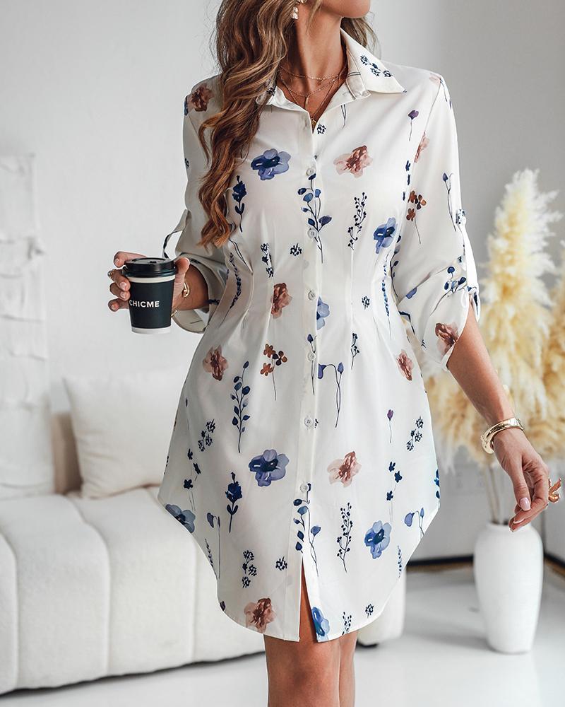 

Vestido casual com estampa floral, gola virada para baixo, mangas dobradas, costas franzidas, botões, cintura marcada, bainha curvada, White