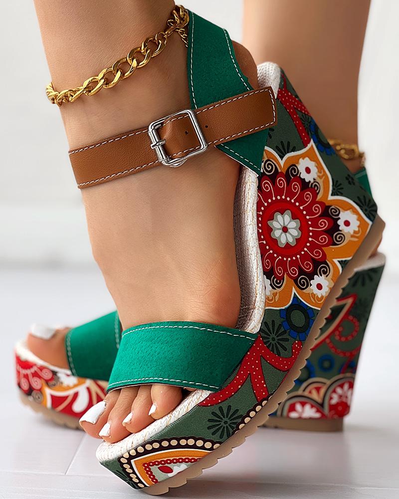 Sandalias con cuña y talón descubierto con estampado floral y punta abierta