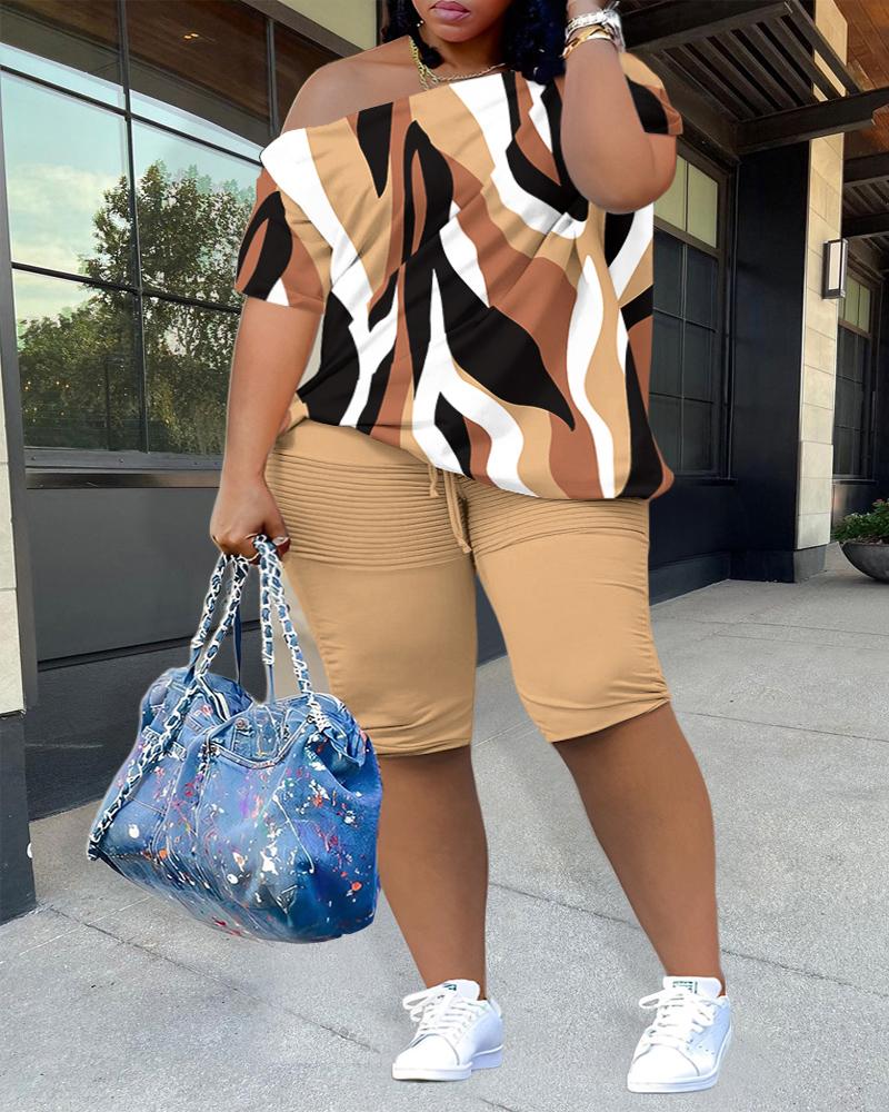 

Plus Size Abstract Print Skew Neck Top & Shorts Set, Brown
