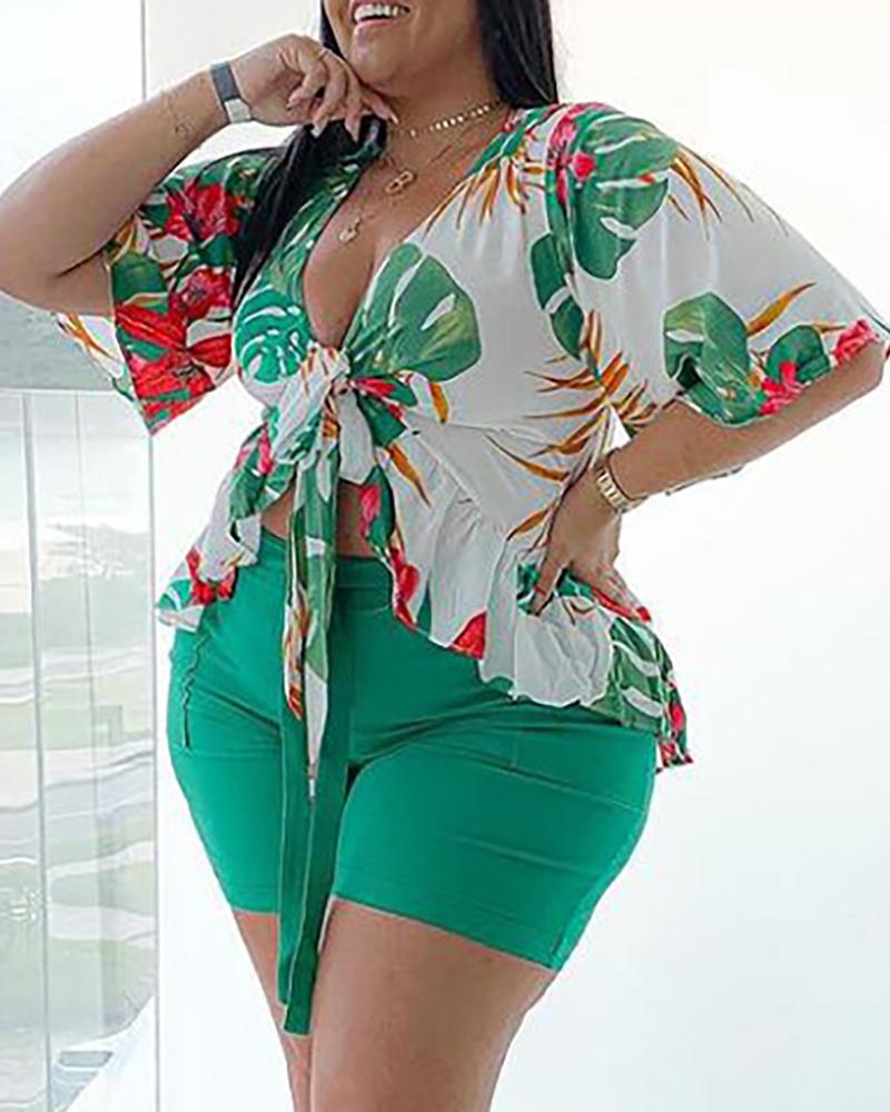 

Plus Size Tropical Print Top & Plain Shorts Set, Green
