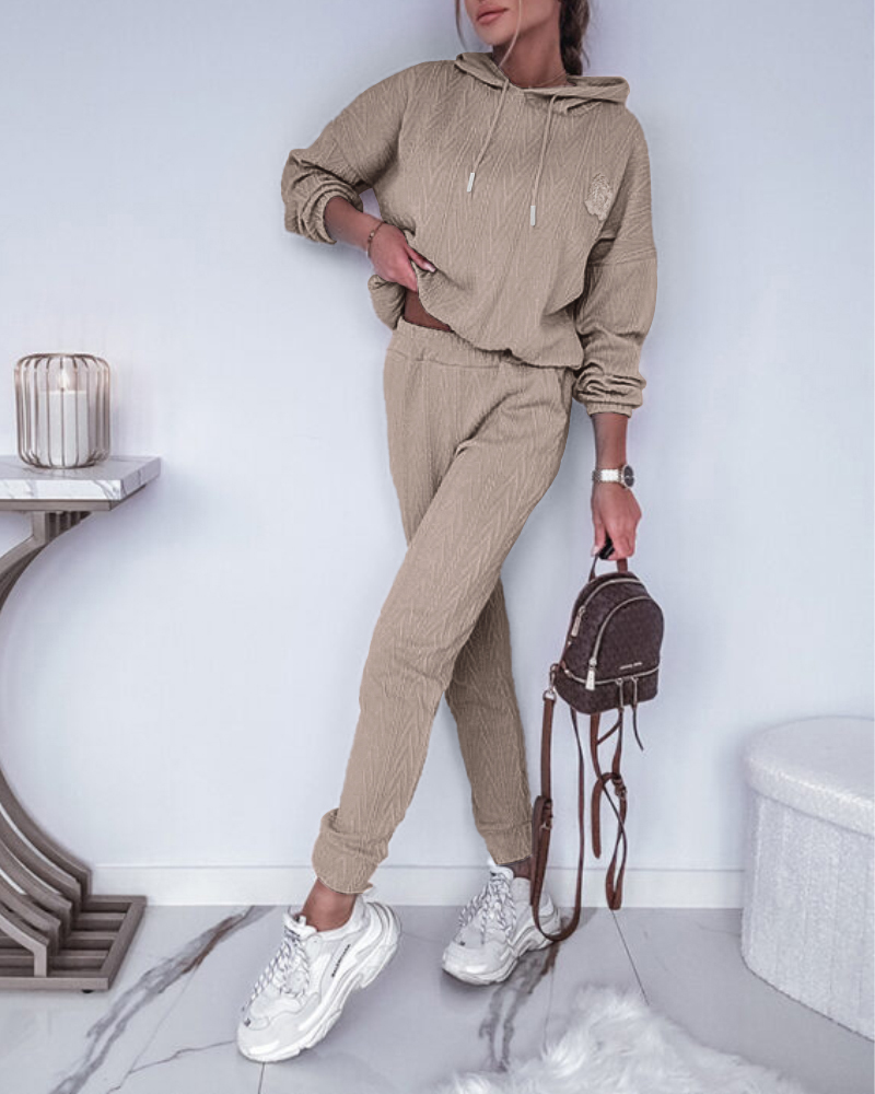 

2 Pieces Outfit Letter Patch Detail Drop Shoulder Drawstring Hoodie Sweatshirt and Elastic Waist Pants Set Casual Jacquard Sweatshirt Set, Light khaki
