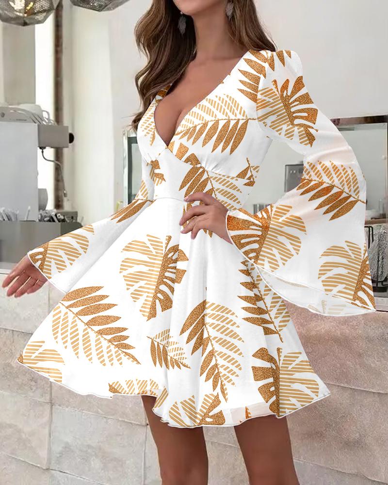 

Vestido escotado con mangas acampanadas y estampado de hojas, White