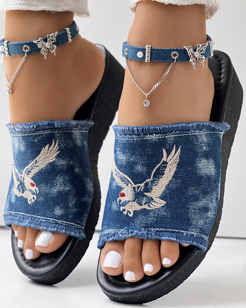 

Sandales compensées en denim brodées à motif animal et ourlet à franges, Blue