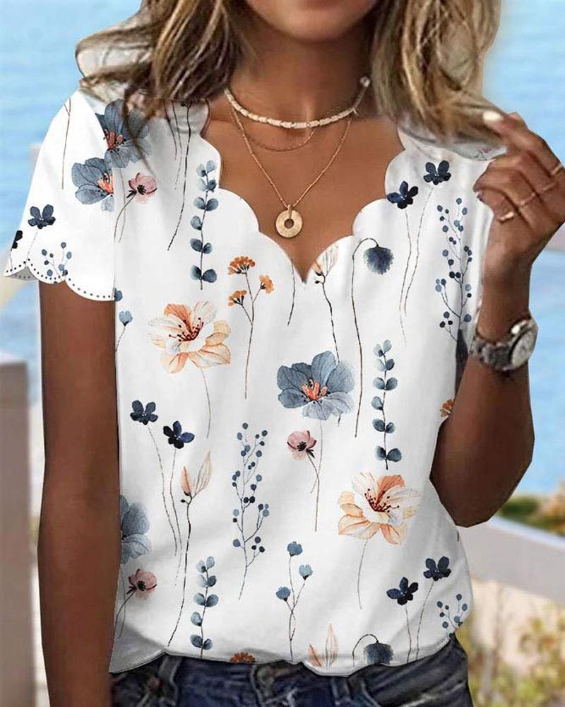 

Floral Print Scallop Trim T-shirt, White