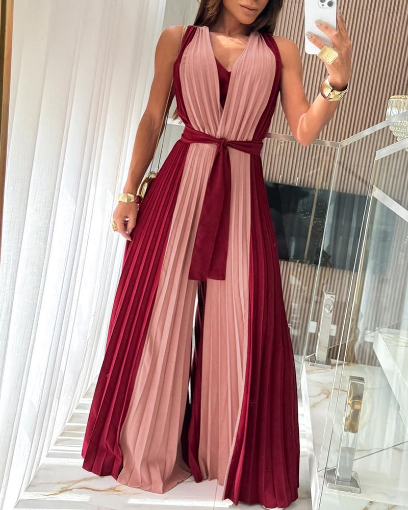 

Macacão curto plissado sem mangas com decote em V profundo e detalhe cruzado nas costas, em blocos de cores., Dark red