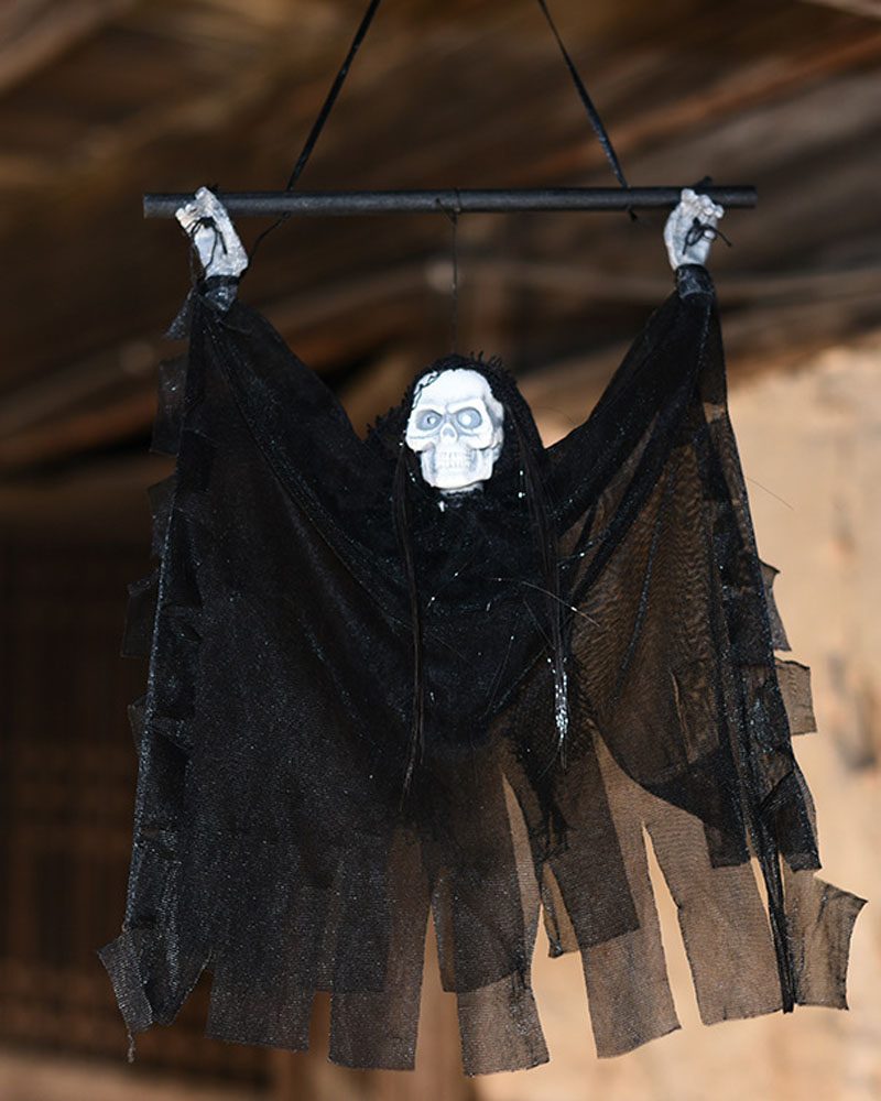 

Halloween Terrible Hanging Skull Head Ghost Haunted House Escape Horror Props Ornament Halloween Party Decoration, Black